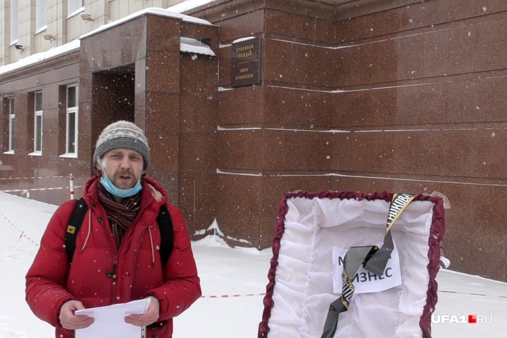 Акцией мужчина хочет привлечь внимание властей Акцией мужчина хочет привлечь внимание властей