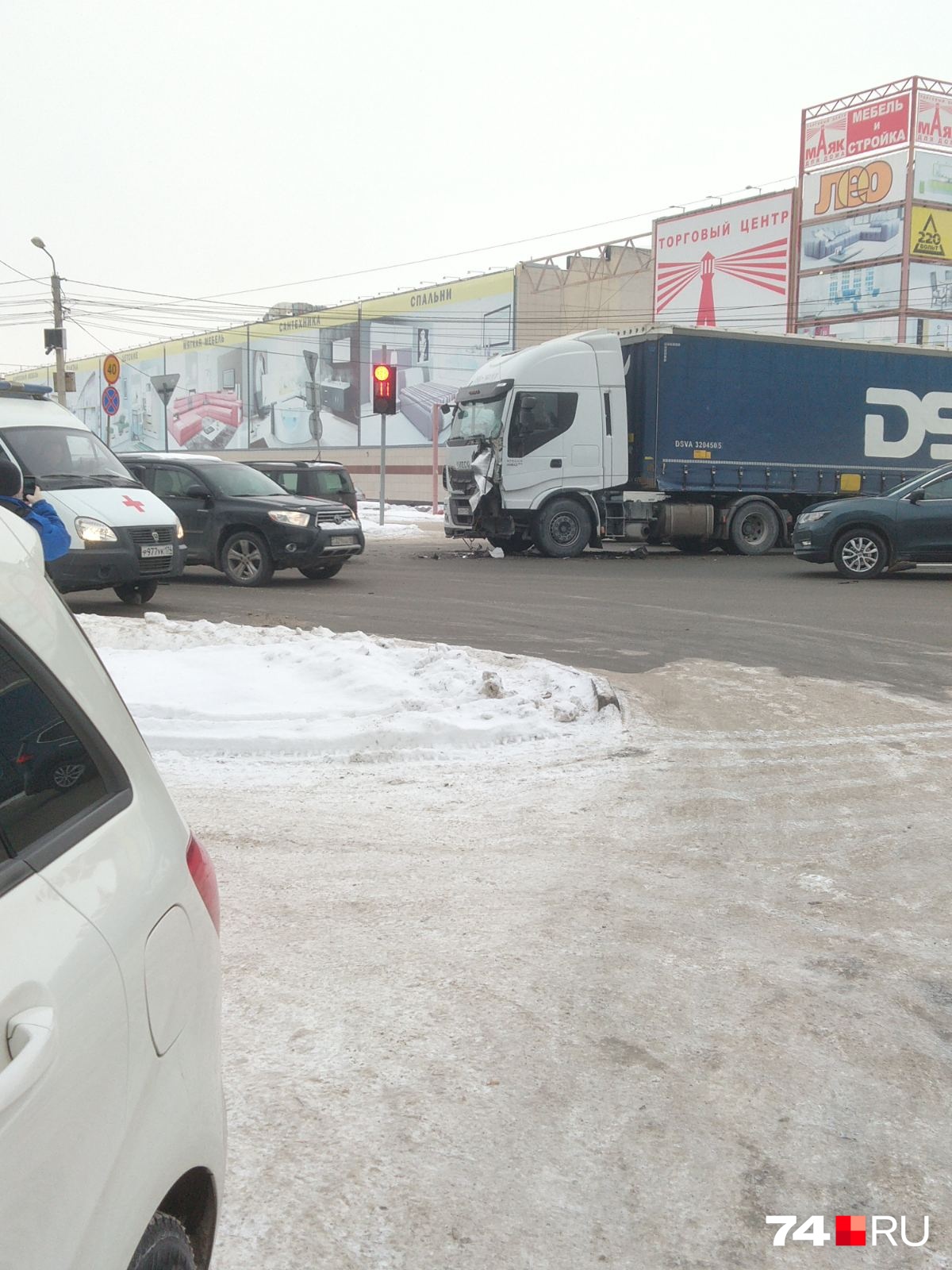 Автобус не поделил дорогу с фурой Автобус не поделил дорогу с фурой