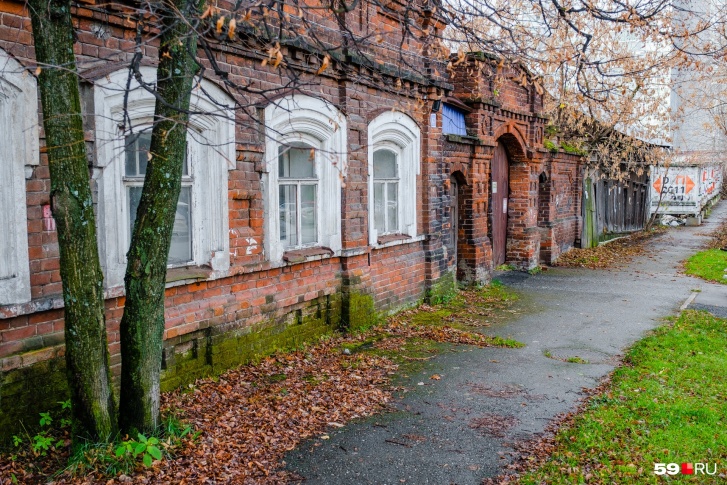 Дом на <nobr class="_">Окулова, 12</nobr> был построен до революции. Он не является аварийным и хорошо сохранился Дом на <nobr class="_">Окулова, 12</nobr> был построен до революции. Он не является аварийным и хорошо сохранился
