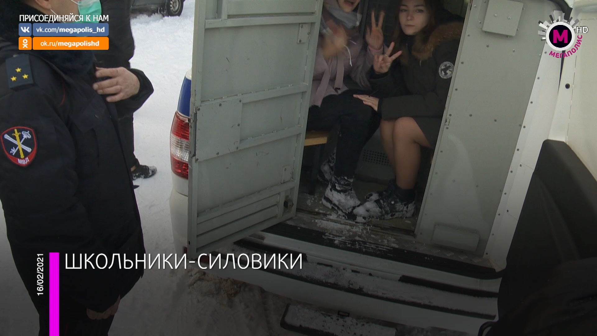 Дети позировали из спецтехники Дети позировали из спецтехники