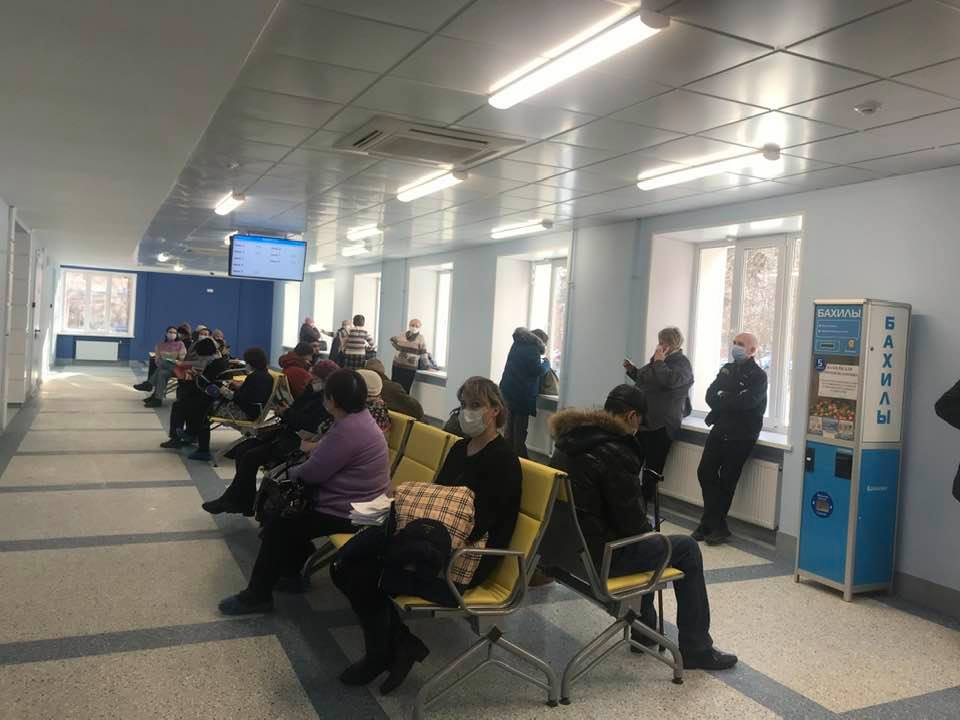 Несмотря на обновленную регистратуру, посетителям все равно приходится просиживать (теперь не простаивать) в очереди Несмотря на обновленную регистратуру, посетителям все равно приходится просиживать (теперь не простаивать) в очереди