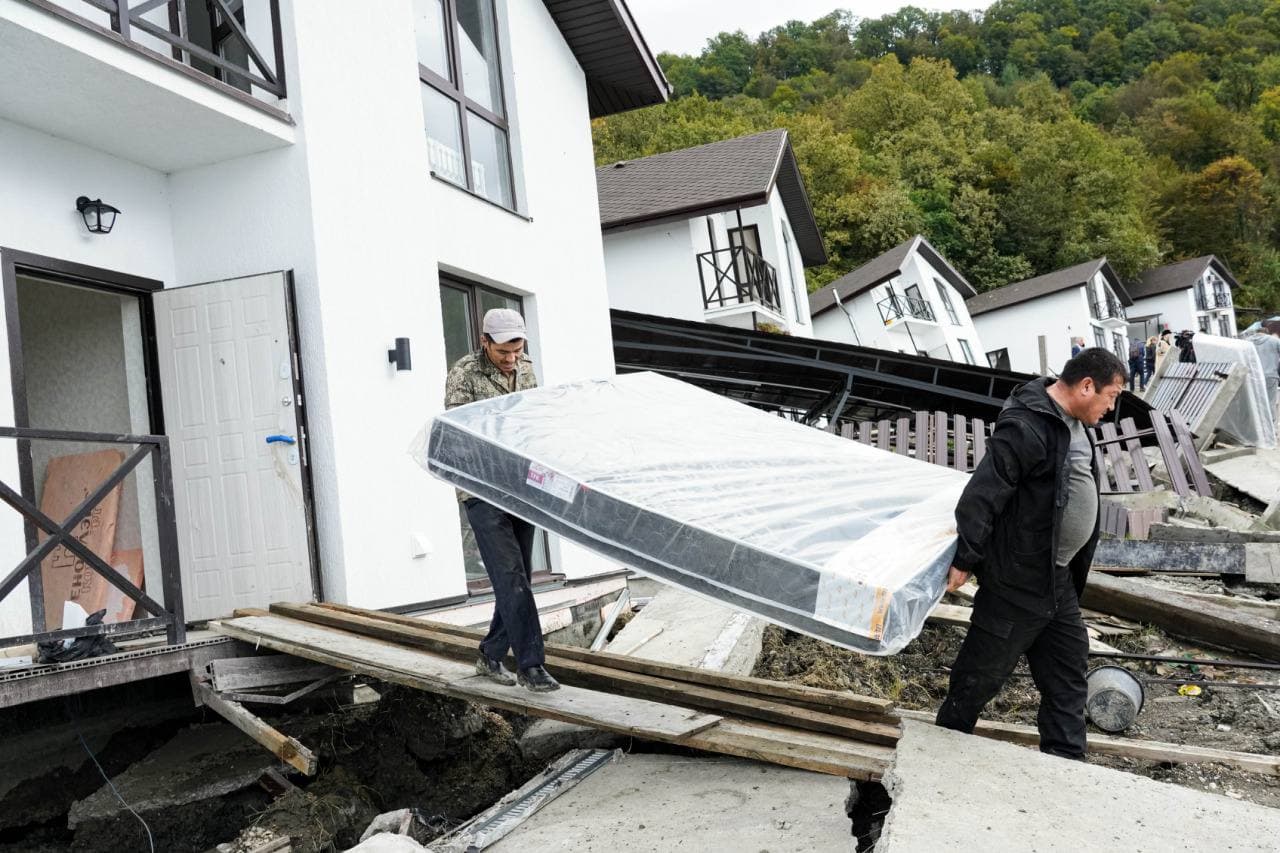 Жители вывозят имущество из поврежденных домов