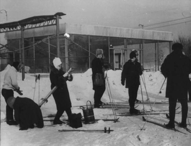 Интересно, куда в 1968 году лыжники пристраивали сумки? Интересно, куда в 1968 году лыжники пристраивали сумки?