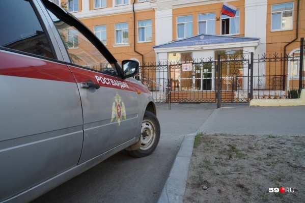 Машина Росгвардии до сих пор стоит у лицея Машина Росгвардии до сих пор стоит у лицея