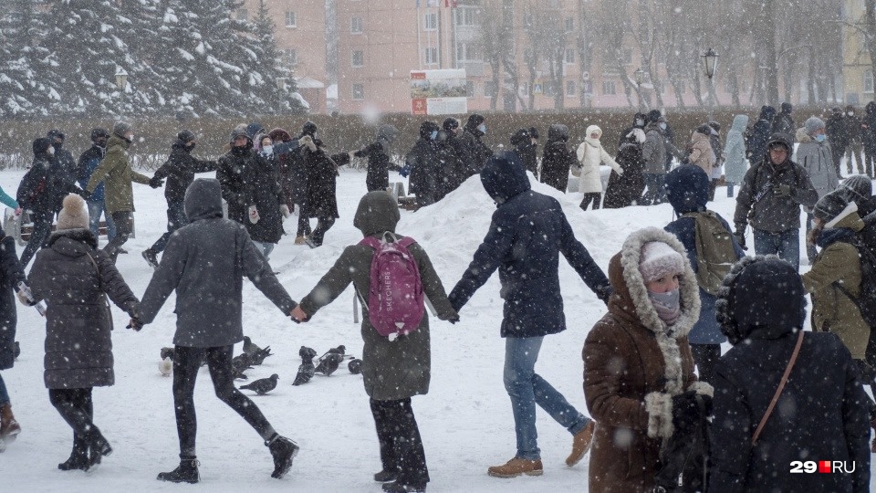 Во многих городах участники митингов водили хороводы. На фото Северодвинск, где сегодня, кстати, была ужасная метель Во многих городах участники митингов водили хороводы. На фото Северодвинск, где сегодня, кстати, была ужасная метель