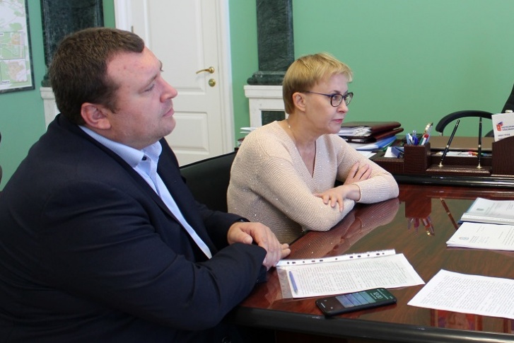 Виктор Федоренчик (слева) курировал жилищные вопросы и часто участвовал в совещаниях по этому вопросу с мэром Еленой Лапушкиной (справа) Виктор Федоренчик (слева) курировал жилищные вопросы и часто участвовал в совещаниях по этому вопросу с мэром Еленой Лапушкиной (справа)