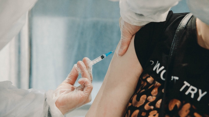 «Мы ради ТРЦ вакцинируемся, что ли?»: переболевшей ковидом тюменке отказали в прививке из-за QR-кода