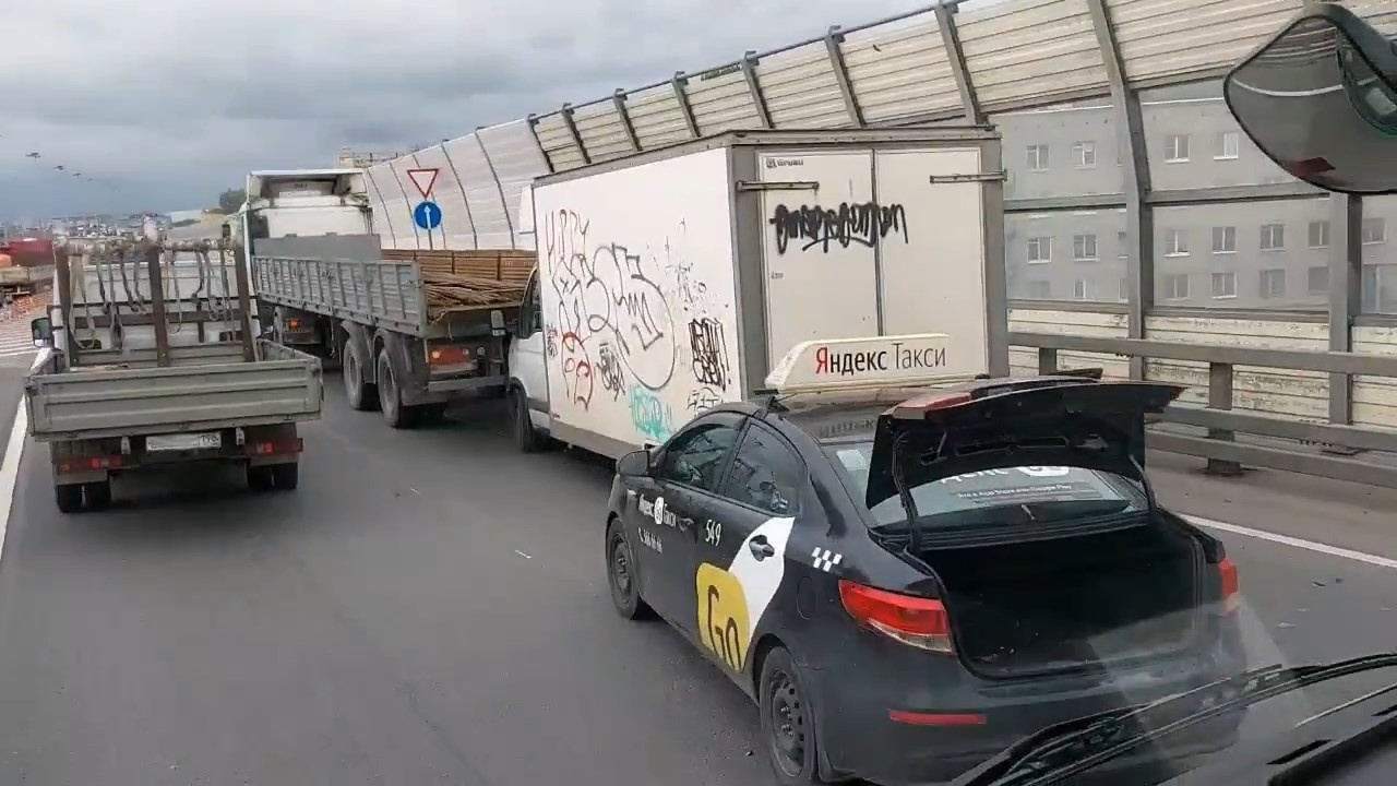 Скриншот видео из группы <a href="https://vk.com/wall-68471405_15636916" class="io-leave-page _" target="_blank">«ДТП и ЧП | Санкт-Петербург»</a>