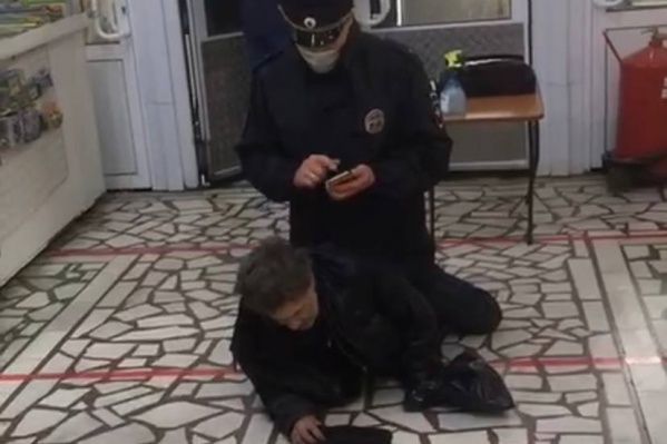 Полицейский «оседлал» мужчину Полицейский «оседлал» мужчину