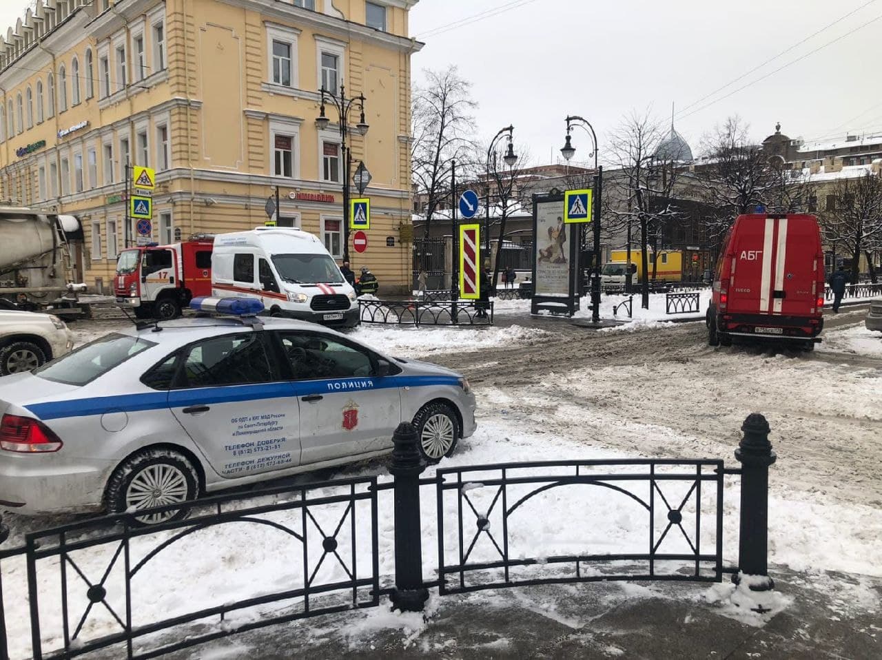 В центре Петербурга тушили пожар в здании, где расположено генконсульство Швейцарии. Горел конёк