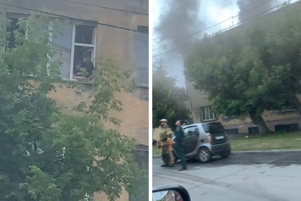 Несколько людей оказались заблокированы огнем Несколько людей оказались заблокированы огнем