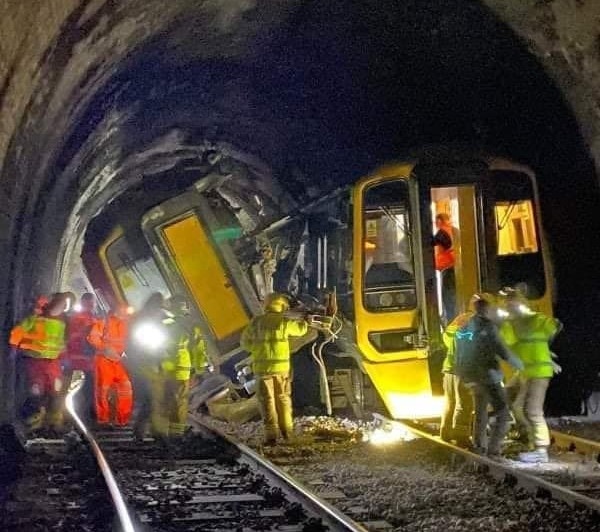 В тоннеле в Солсбери один поезд въехал в другой, много пострадавших