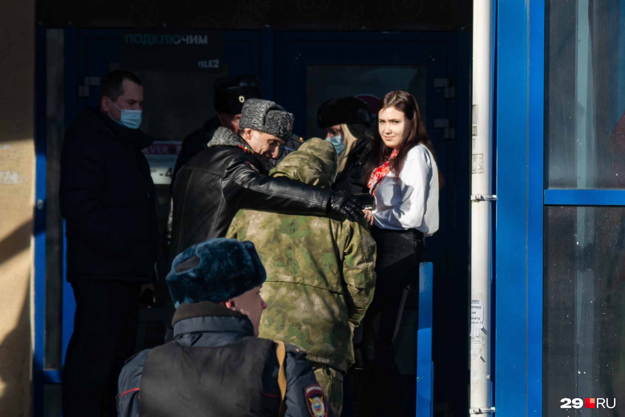 Справа — сотрудница офиса, которую взяли в заложники Справа — сотрудница офиса, которую взяли в заложники