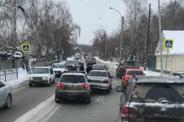 Вдоль дороги на Проезжей стоят частные дома, из-за них расширить дорогу будет непросто Вдоль дороги на Проезжей стоят частные дома, из-за них расширить дорогу будет непросто