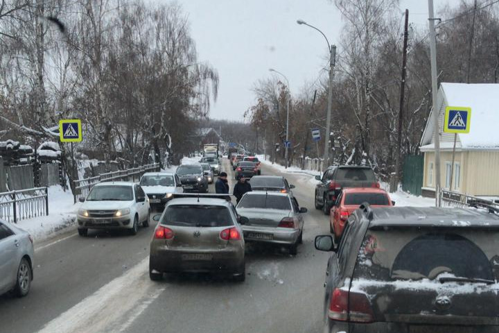 Вдоль дороги на Проезжей стоят частные дома, из-за них расширить дорогу будет непросто Вдоль дороги на Проезжей стоят частные дома, из-за них расширить дорогу будет непросто