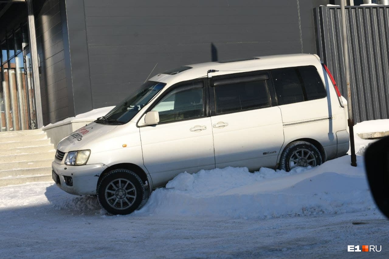 Еще один автомобиль верхом на сугробе Еще один автомобиль верхом на сугробе