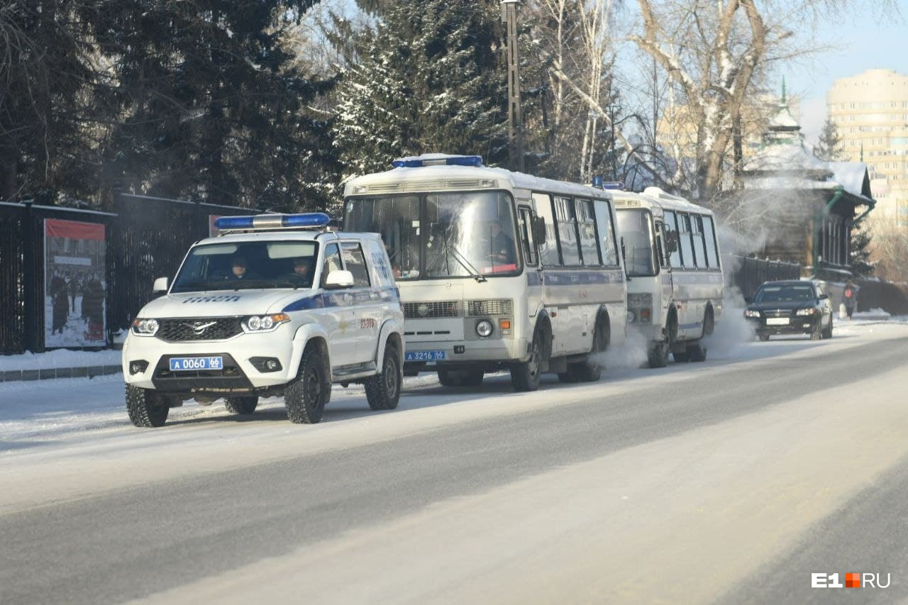 Автобусы полиции на улице Толмачева