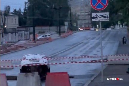 Как рассказали спасатели, машина провалилась в яму глубиной три метра Как рассказали спасатели, машина провалилась в яму глубиной три метра