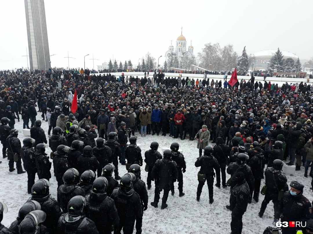 На площади собрались около 950 человек На площади собрались около 950 человек