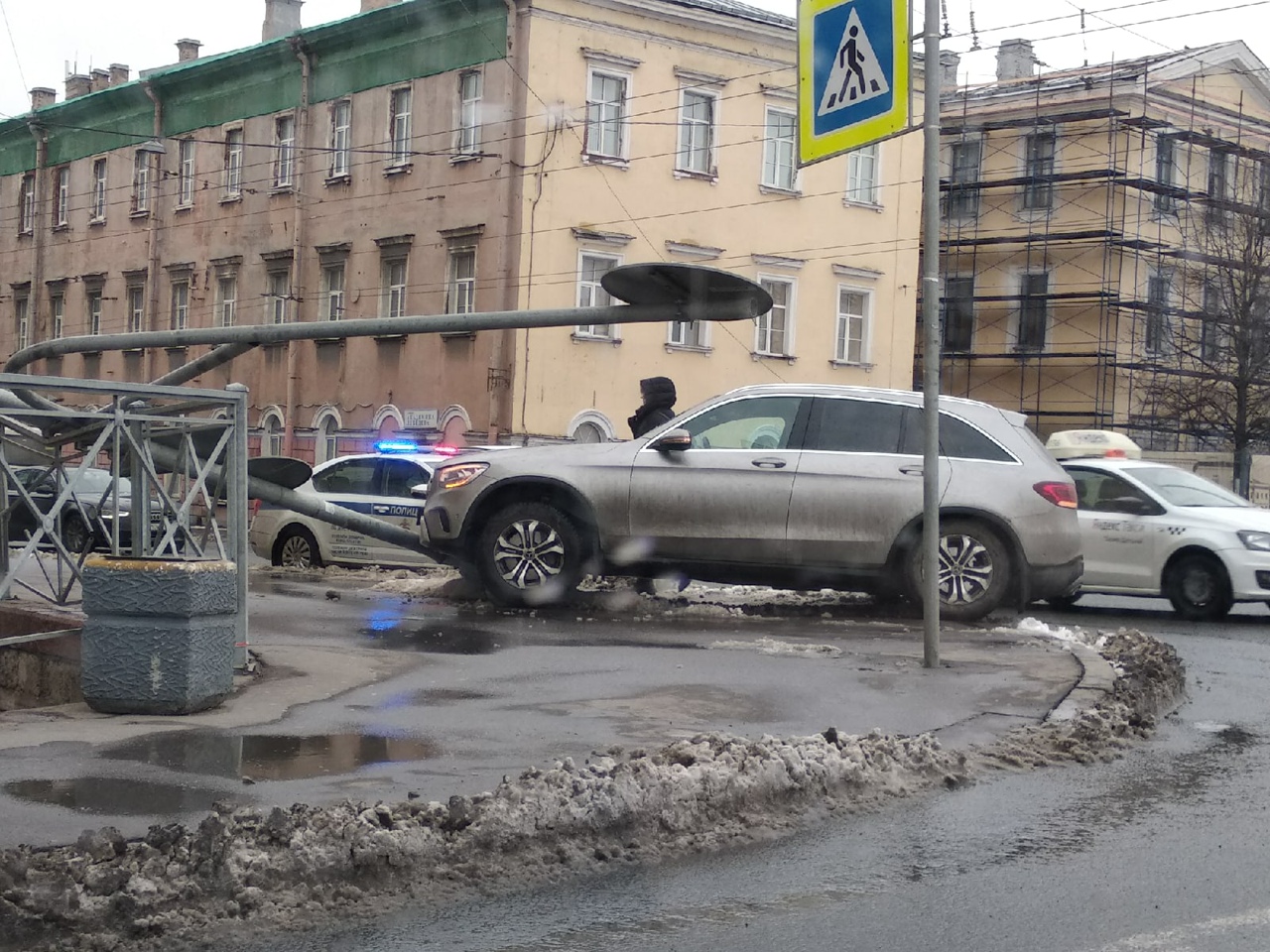 День битых такси в Петербурге: одно вынули из-под грузовика с песком, другое прервало полёт «Порше»