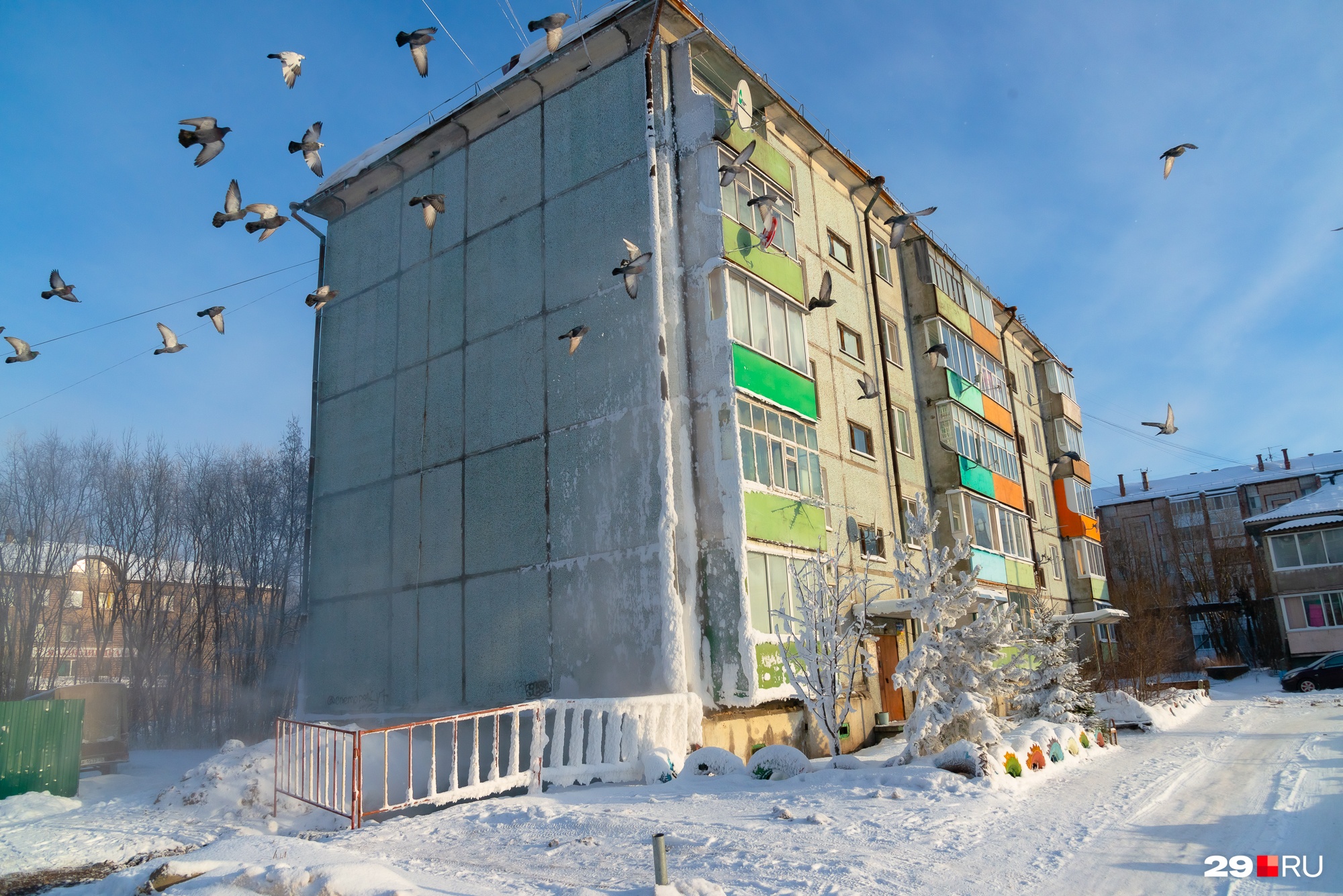 Немного напоминает <a href="https://29.ru/text/house/2021/02/04/69748699/" target="_blank" class="_">другой обледеневший дом</a> на Сульфате, про <a href="https://29.ru/text/house/2021/01/18/69704016/" target="_blank" class="_">который мы писали</a> Немного напоминает <a href="https://29.ru/text/house/2021/02/04/69748699/" target="_blank" class="_">другой обледеневший дом</a> на Сульфате, про <a href="https://29.ru/text/house/2021/01/18/69704016/" target="_blank" class="_">который мы писали</a>