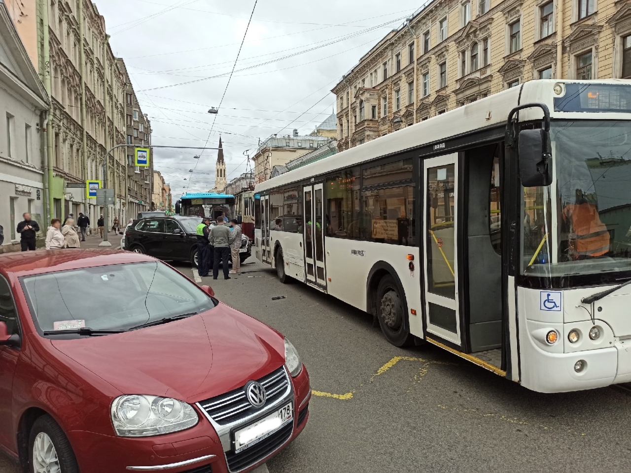 Водитель BMW на Среднем проспекте В.О. повторил схему закупорки Лиговского с помощью автобуса