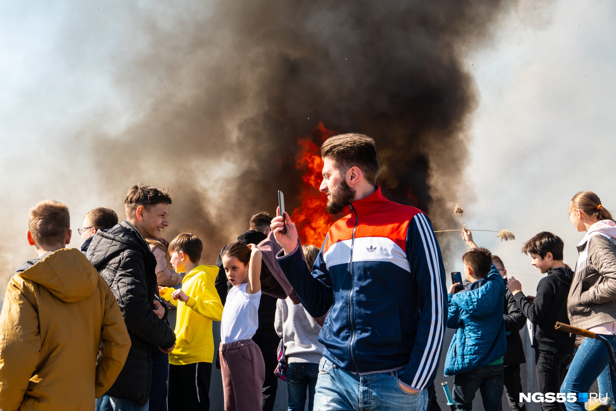 «Это у нас не апокалипсис. Это у нас болото горит»: фоторепортаж с пожара на Левом берегу Омска