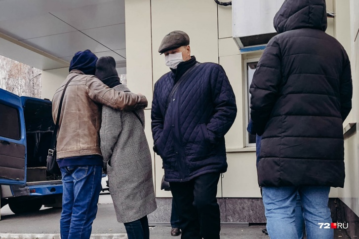 В среднем от коронавируса в Тюменской области умирают 20 человек ежедневно. Еще летом эта отметка была вдвое меньше В среднем от коронавируса в Тюменской области умирают 20 человек ежедневно. Еще летом эта отметка была вдвое меньше
