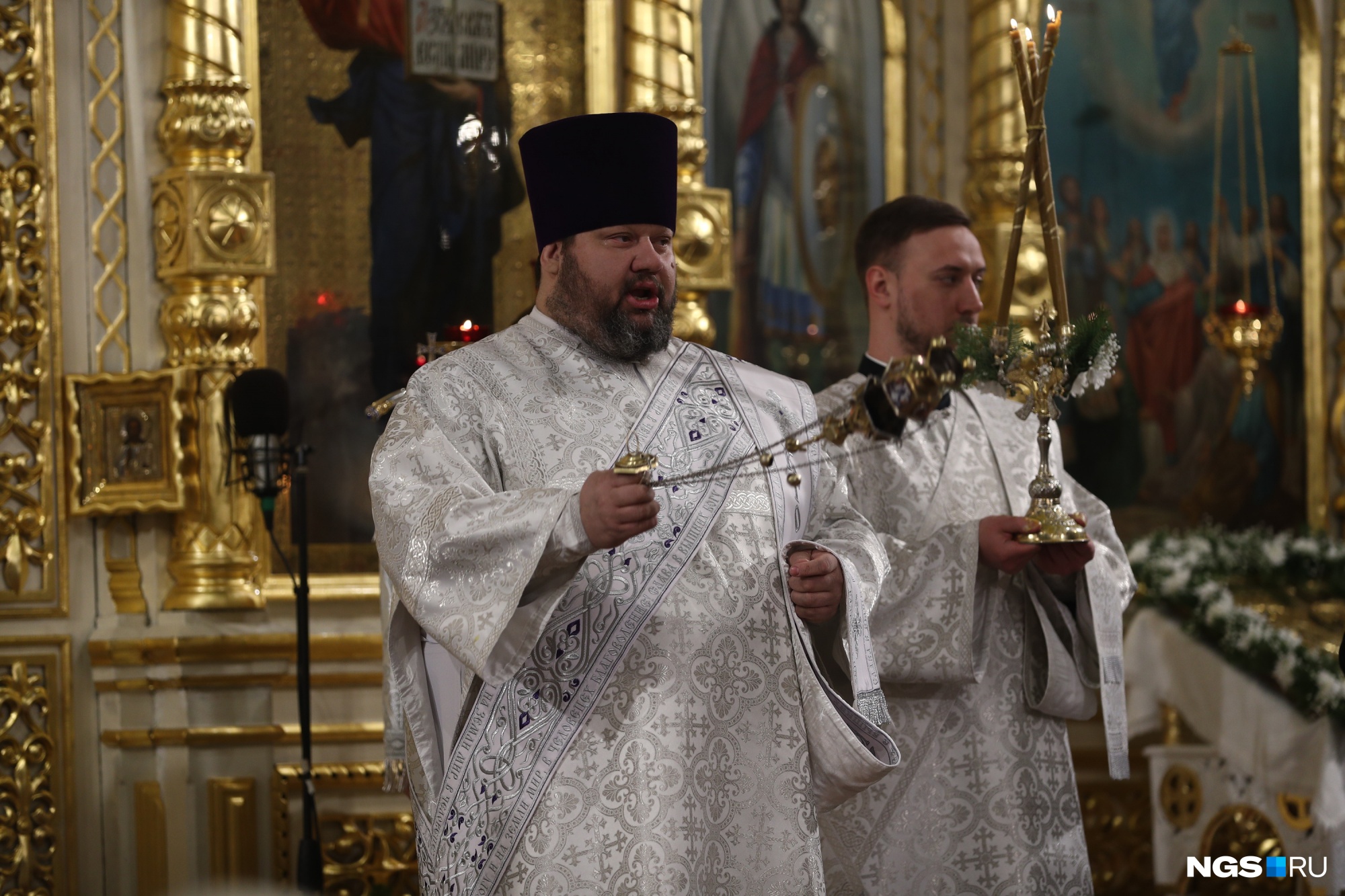 Как празднуют Рождество в эпоху коронавируса — разглядываем 17 фото из новосибирского собора