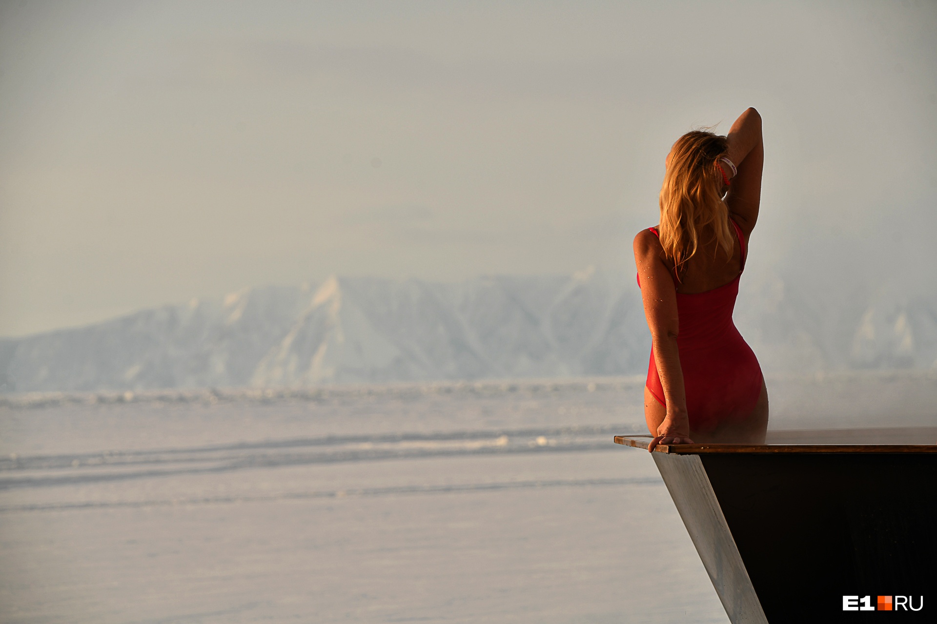 «Поцелуй Байкала», красотки в купальниках и уазик во льдах: фоторепортаж с самого глубокого озера в мире