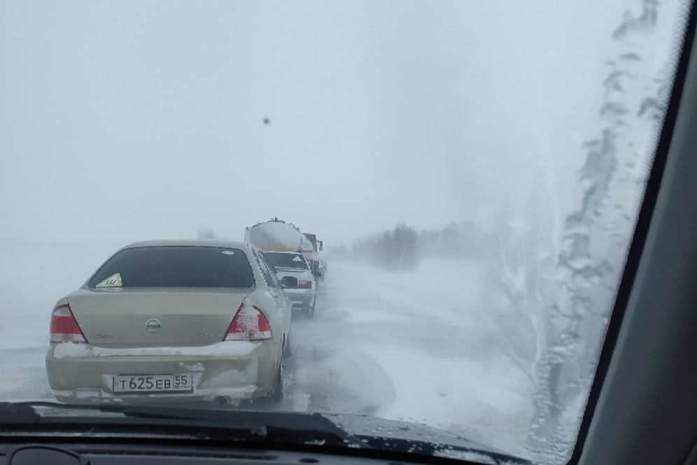В восьми районах Омской области ограничили движение на трассах из-за непогоды