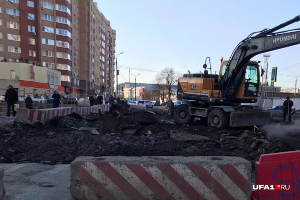 По словам уфимцев, движение перекрыто на неделю По словам уфимцев, движение перекрыто на неделю