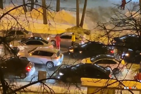 Отрезок центральной городской улицы оказался перекрыт молодыми людьми, которым захотелось потанцевать Отрезок центральной городской улицы оказался перекрыт молодыми людьми, которым захотелось потанцевать