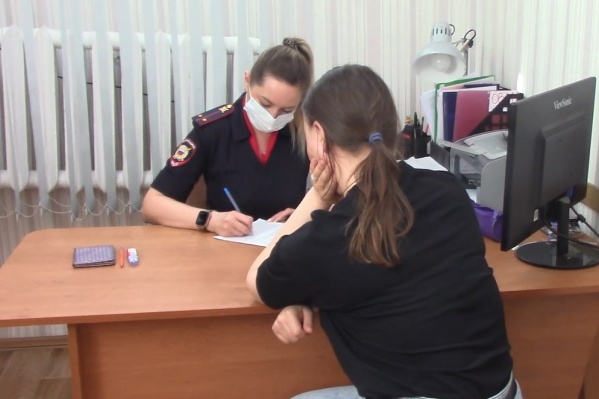 24-летняя омичка была на работе, в магазине одежды на Богдана Хмельницкого, когда ее дочь снимали с окна спасатели 24-летняя омичка была на работе, в магазине одежды на Богдана Хмельницкого, когда ее дочь снимали с окна спасатели