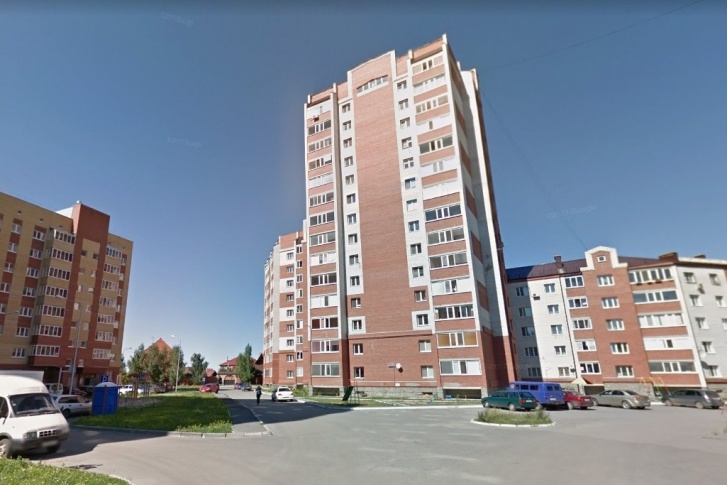 Ребенок школьного возраста упал с высоты по непонятным причинам Ребенок школьного возраста упал с высоты по непонятным причинам