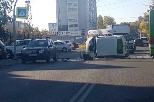 «Нива» перевернулась после столкновения с Renault Duster «Нива» перевернулась после столкновения с Renault Duster