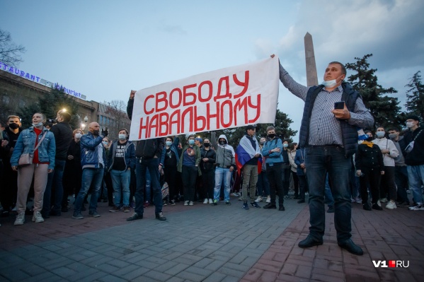 Основное требование собравшихся уместилось на одном из немногочисленных баннеров Основное требование собравшихся уместилось на одном из немногочисленных баннеров