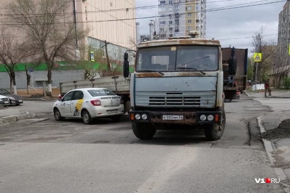 Авария практически полностью парализовала перекресток Авария практически полностью парализовала перекресток