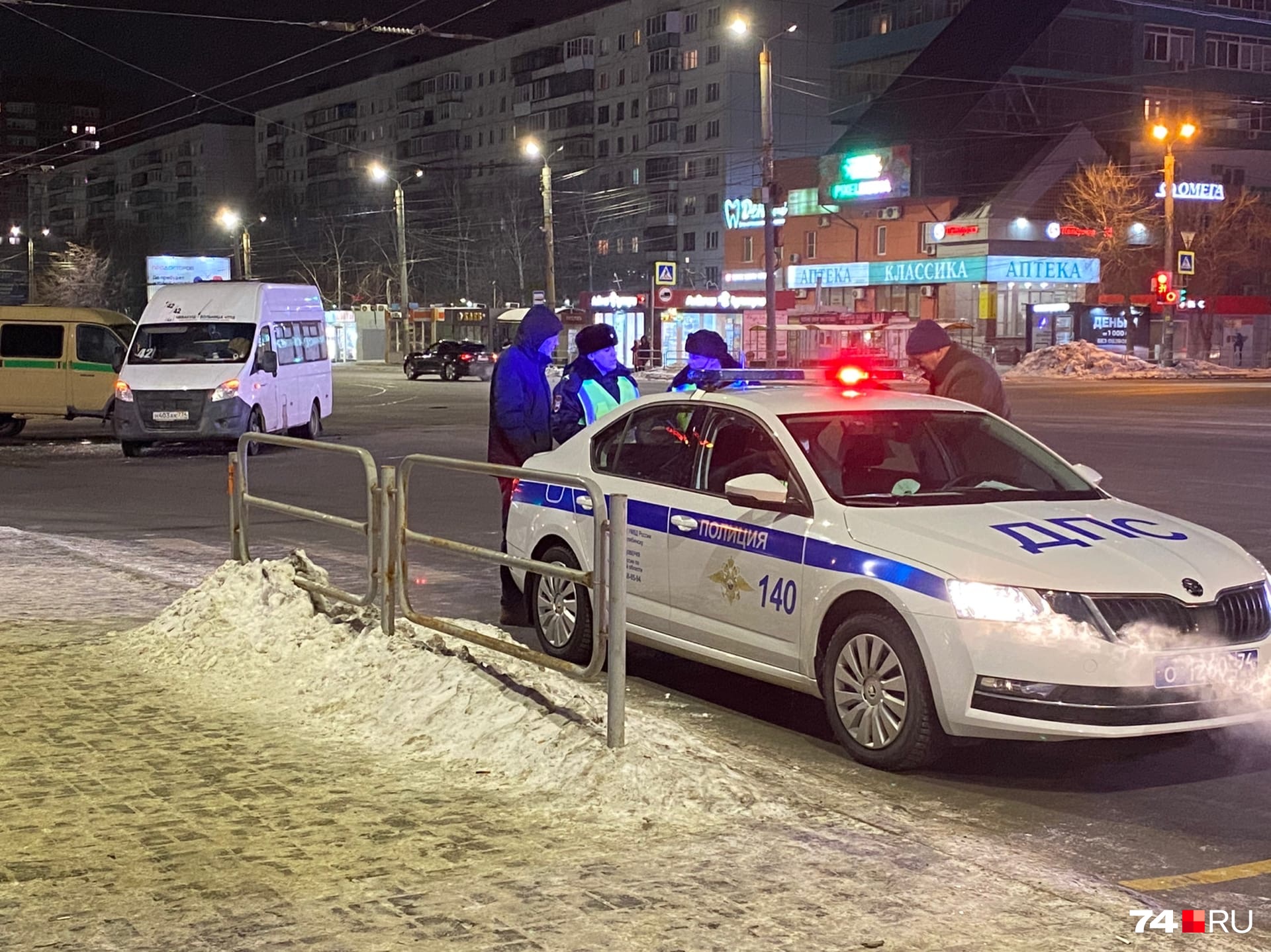 Инспекторы продолжают опрос водителей на месте аварии Инспекторы продолжают опрос водителей на месте аварии 