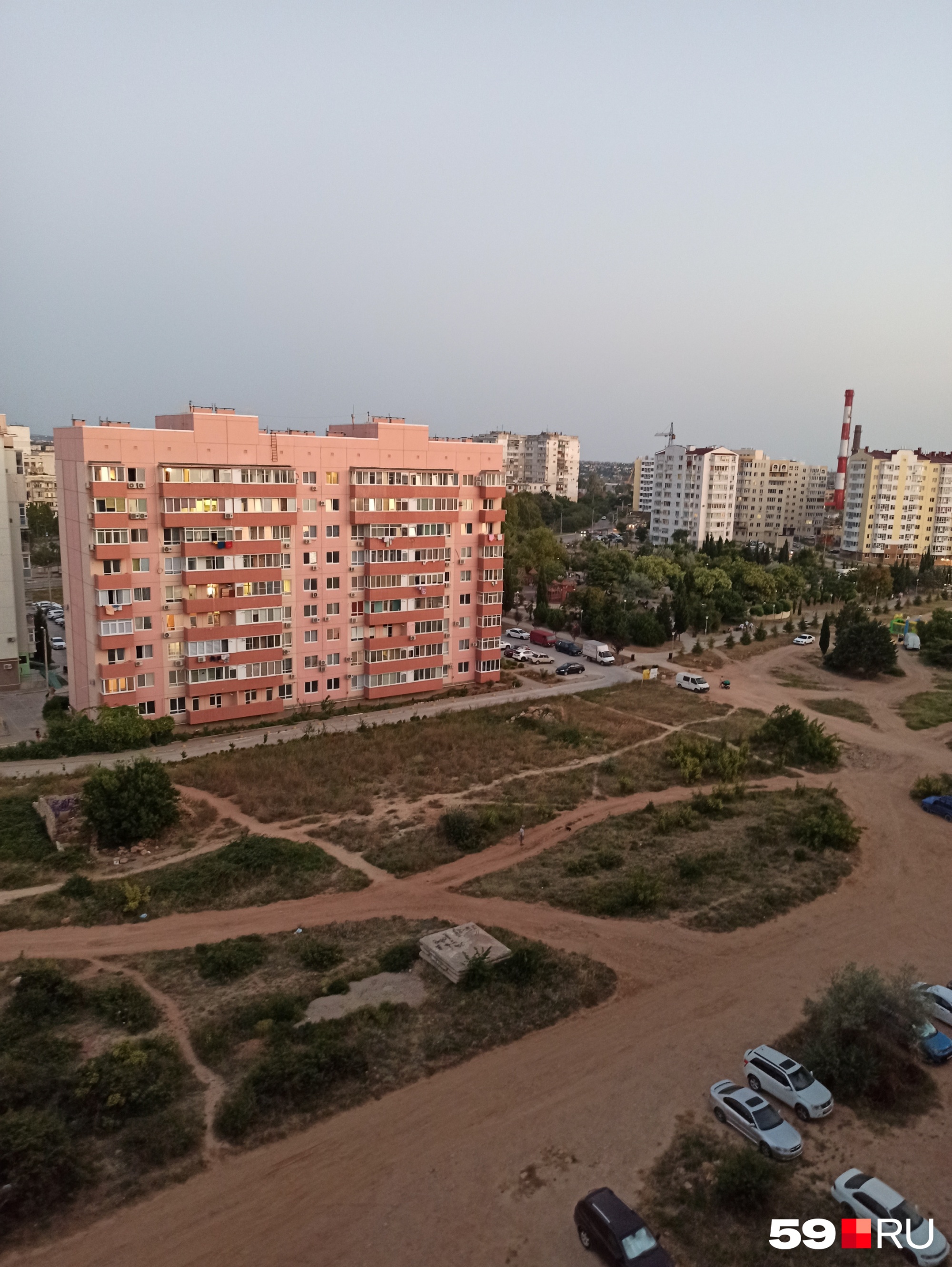 Вид из квартиры в Севастополе. Рядом находятся пляж, детский дино-парк и старинные греческие развалины Вид из квартиры в Севастополе. Рядом находятся пляж, детский дино-парк и старинные греческие развалины