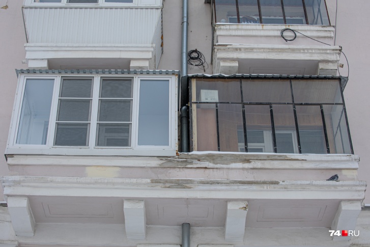 Убрать остекление балкона (на фото справа — черный) потребовали от хозяев квартиры дома в самом центре Челябинска — напротив регионального правительства