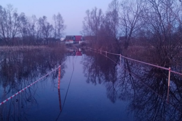 Вода подступила к домам Вода подступила к домам