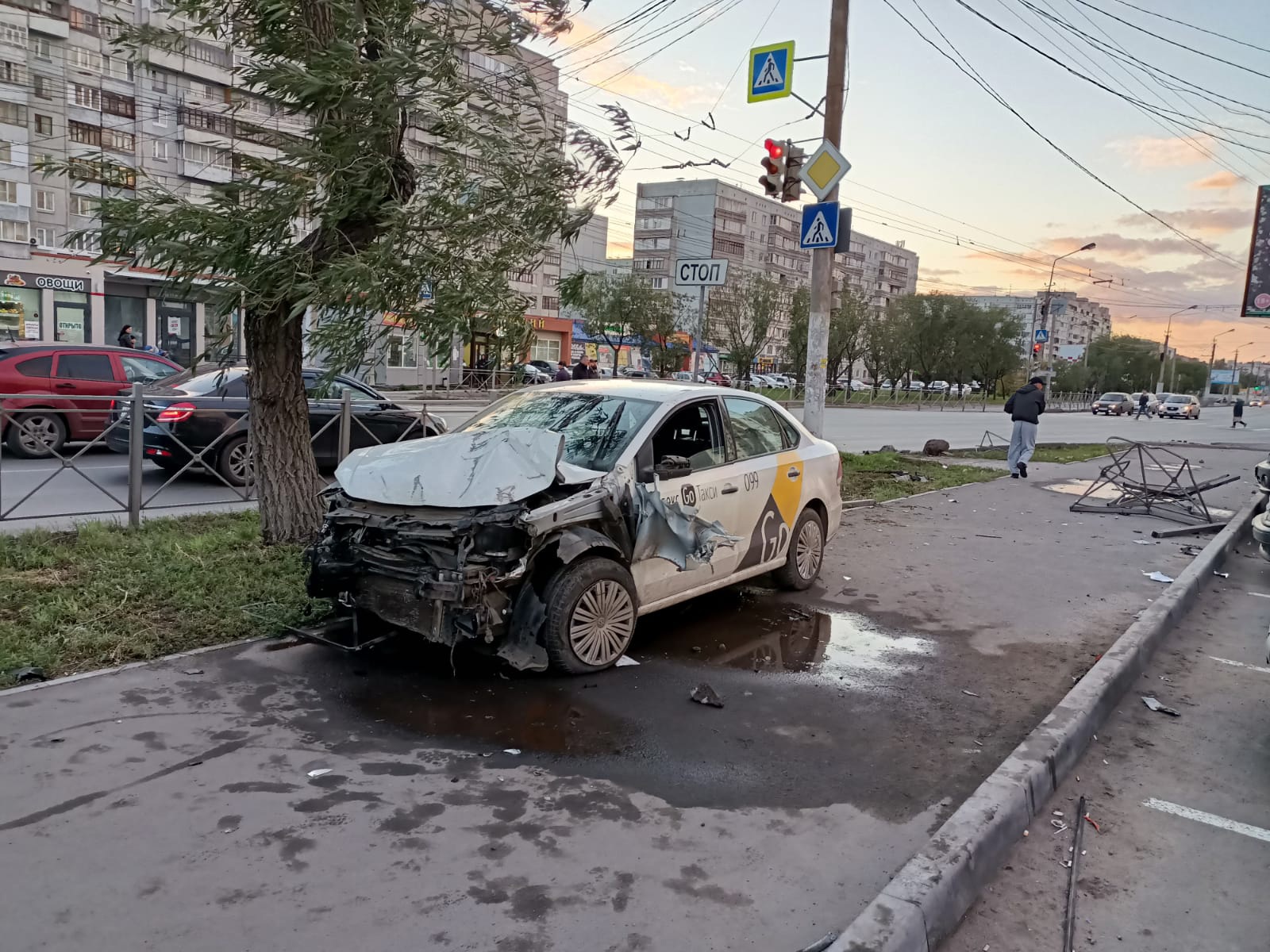 В Омске водитель такси вылетел на тротуар и сбил двоих пешеходов