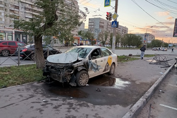 Полицейским еще предстоит выяснить, каким образом водитель вылетел на тротуар Полицейским еще предстоит выяснить, каким образом водитель вылетел на тротуар