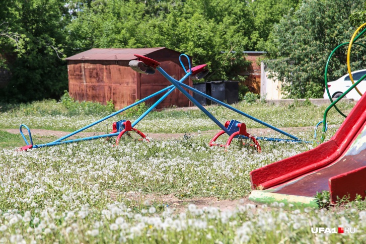 Большинство жителей недовольны состоянием детских площадок Большинство жителей недовольны состоянием детских площадок