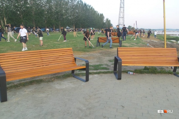 Теперь на пляже появились небольшие зоны отдыха Теперь на пляже появились небольшие зоны отдыха