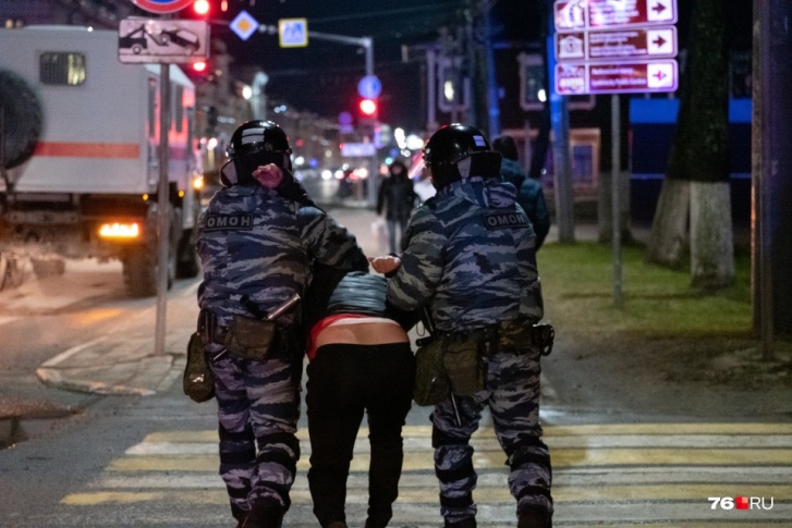 Во время митингов силовики крутят ярославцев за нарушение указа губернатора на запрет собираться больше <nobr class="_">50 человек</nobr> Во время митингов силовики крутят ярославцев за нарушение указа губернатора на запрет собираться больше <nobr class="_">50 человек</nobr>