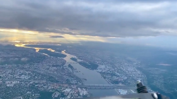 Летим над Красноярском: пять видео из кабины пилотов, которые они сняли над городом во время посадки