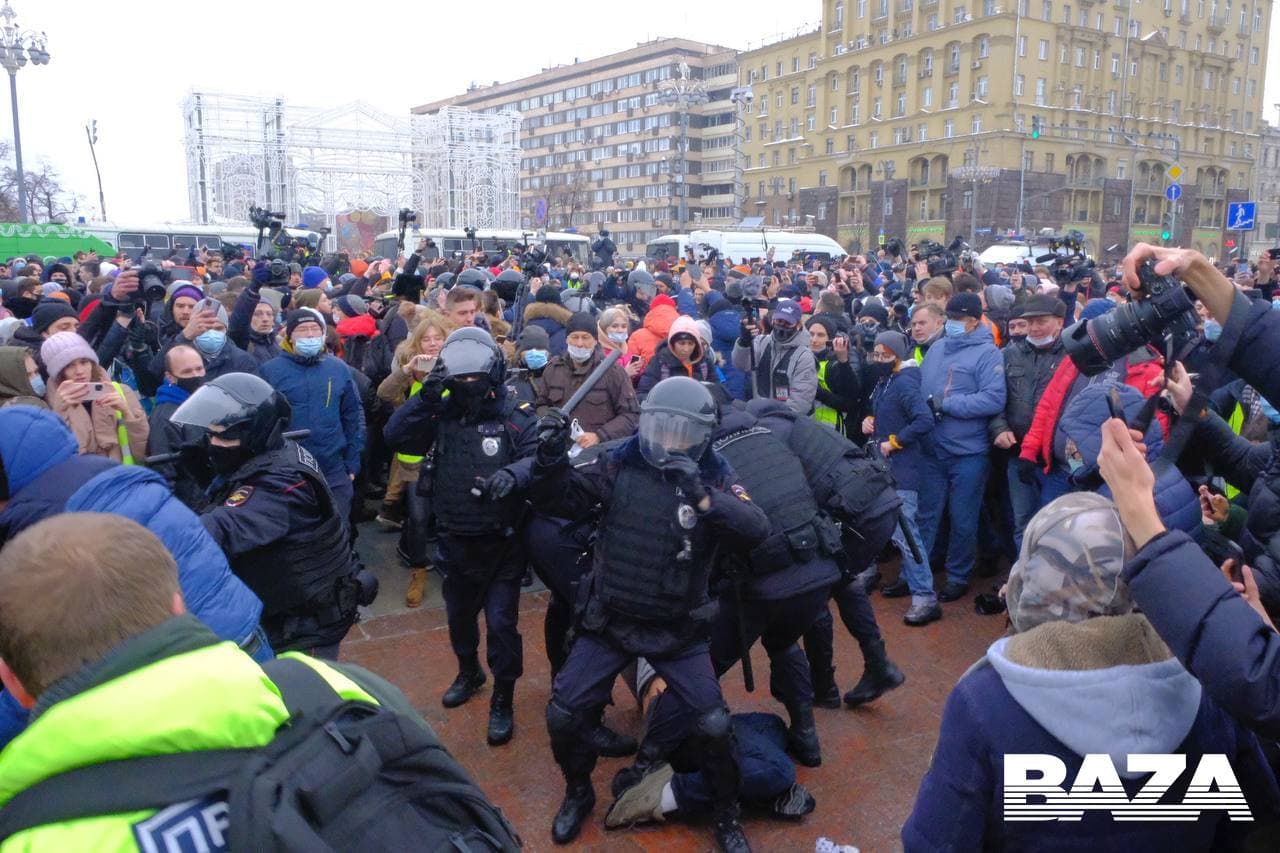 Полицейские из громкоговорителей призывали разойтись всех в связи с опасностью коронавируса, однако потом стали повторять, что «мероприятие является незаконным». Задержания начались почти сразу Полицейские из громкоговорителей призывали разойтись всех в связи с опасностью коронавируса, однако потом стали повторять, что «мероприятие является незаконным». Задержания начались почти сразу