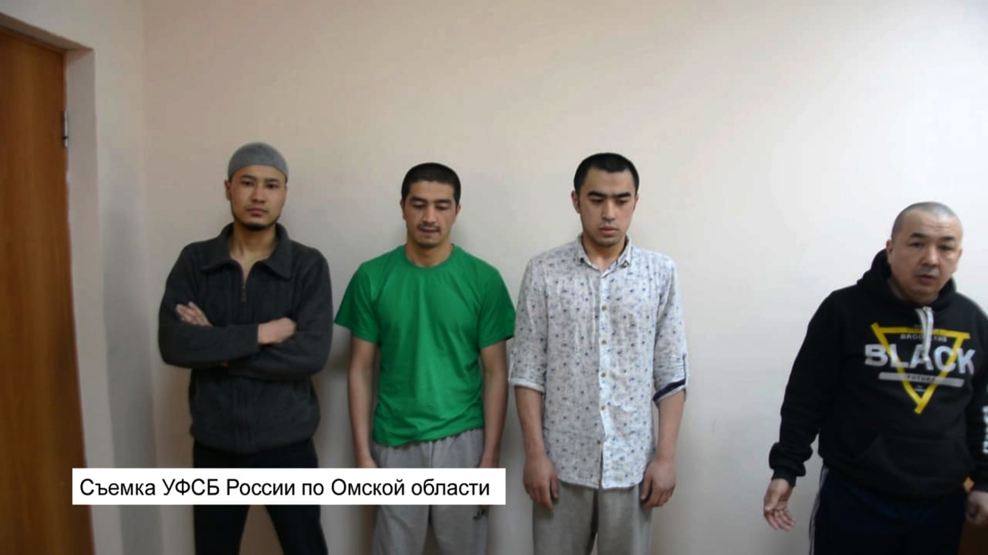 В Омске четверых участников экстремистской группировки депортировали из страны
